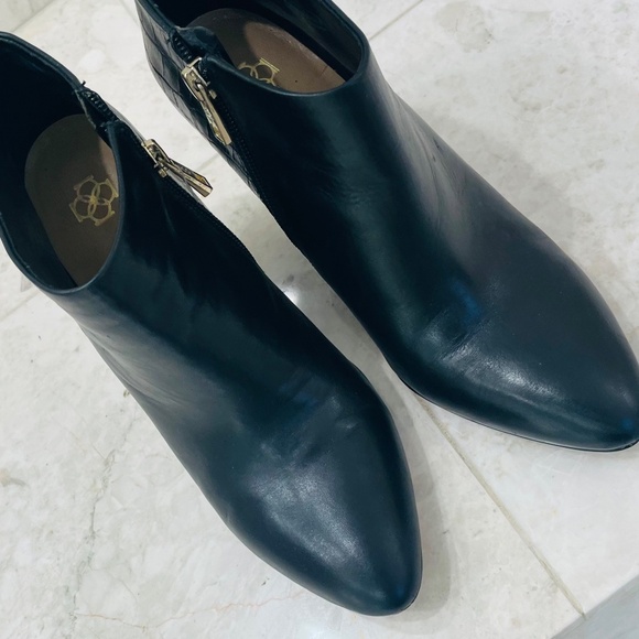 ANN TAYLOR {7.5} Black Leather Wedge Bootie Shoes Embossed "Lottie" - Picture 2 of 9